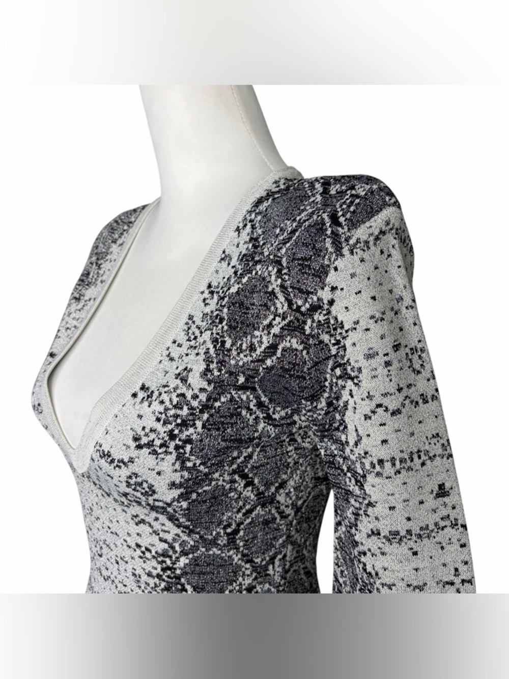 bebe Gray & White Snake-Print Long Sleeve V-Neck Bodycon Dress Size S - Picture 2 of 15
